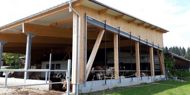 Der Kompostierstall von Patrick Theiler in Winikon (LU) ist eines der vom AKS unterstützten Projekte. (Bild AKS)