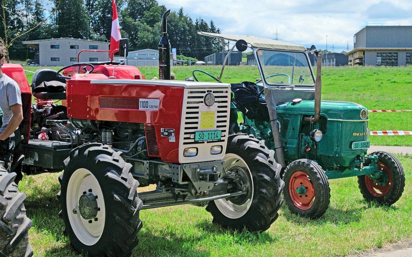 Nur ein kleiner Teil der vielen Oldtimer-Traktoren, die ausgestellt wurden. Diese Traktoren ziehen immer viel Publikum an. 