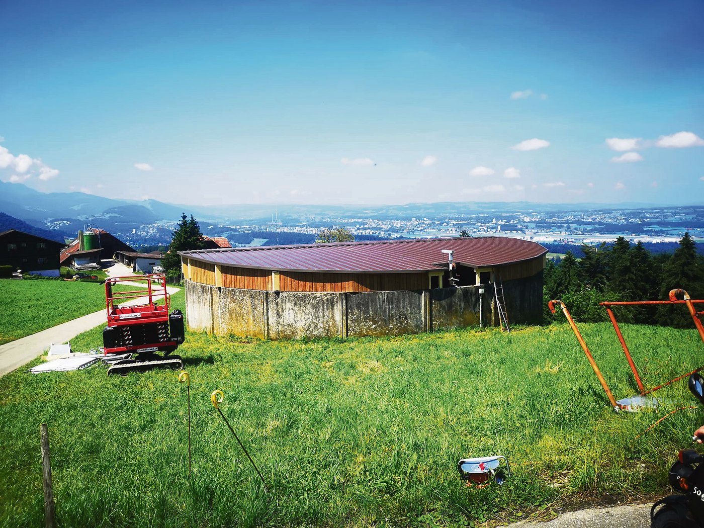 Das fertig gedeckte Silo mit den braunen gedämmten Sandwich-Paneelen bei Jörg Gabriel, Ebrüti, Ebikon. (Bild Erni AG)