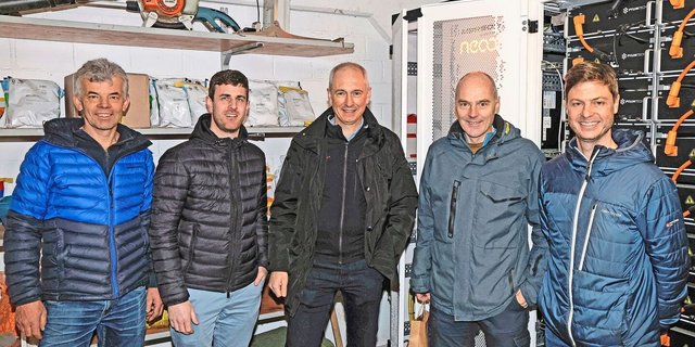 Peter Metzger, Esra Müdesbacher, Christian Wolf, Peter Schweizer und Urs Zahnd (v.l.n.r) informierten über das neue Stromgesetz, Auswirkungen auf die Solarproduktion und über Batteriespeicher. 