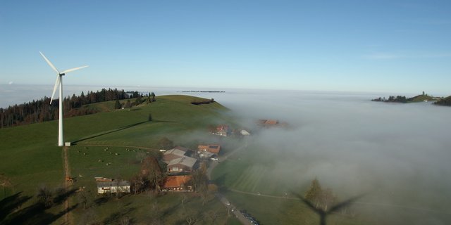 Windräder sind gross und weit herum sicht- und je nach dem auch -hörbar. Das macht sie nicht unumstritten. (Bild Roland Aregger)