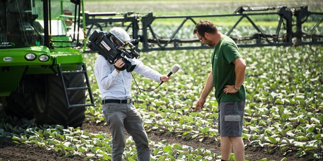 Pascal Occhini (rechts) erklärt einem Journalisten, was es mit dem Einsatz von Pflanzenschutzmittel auf sich hat. (Bild hja)