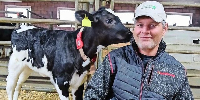 Ob die Impfung einen positiven Effekt auf die Milchleistung auf seinem Betrieb hat, könne man aktuell noch nicht direkt sagen, meint Landwirt und SMP-Vorstandsmitglied Jürg Dummermuth.