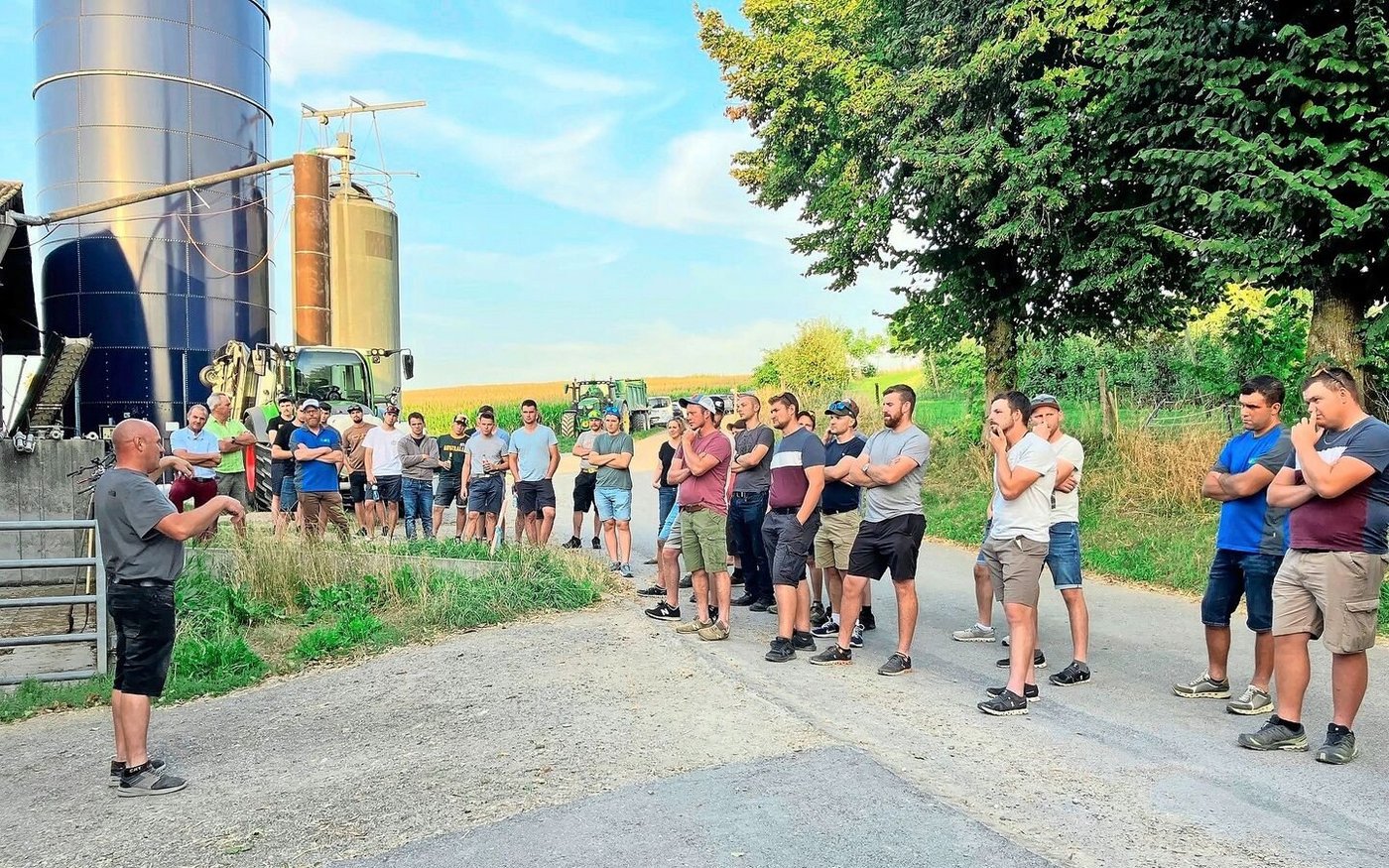 Martin Uhlmann (links) stellt den Junglandwirtinnen und Junglandwirten die Betriebsphilosophie vor. 