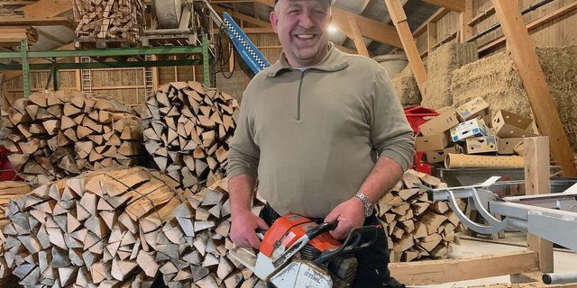 Die Motorsäge brauche er nur selten, sagt Werner Koller. Er kauft Trämel zu und lässt diese zu Sterbünden verarbeiten. Die Endproduktion der Scheiter erfolgt in seiner Remise.  