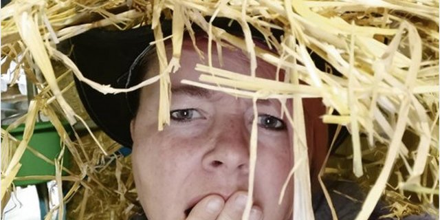 Redaktorin Daniela Joder hat einige Nächte im Stall zugebracht und auf das Fohlen gewartet. (Bild Selfie)