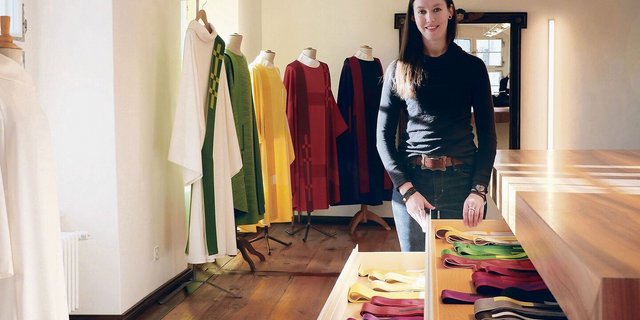 Zoe Wüst im Showroom der Paramenten-Werkstatt. Hier berät die gelernte Weberin und Schneiderin Kundinnen und Kunden bei der Wahl von Stoffen und Schnitten.