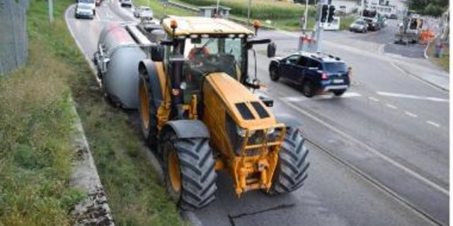 Der mit Wasser gefüllte Tankanhänger kippte nach rechts auf die Fahrbahn. (Bilder Kapo SO)
