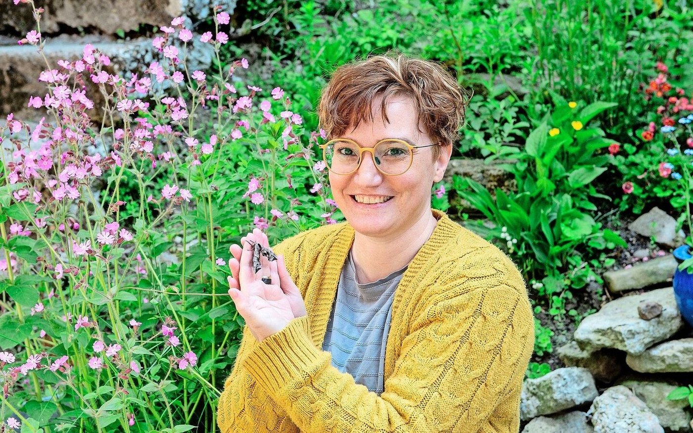 Nicole Heimgartner, die Schmetterlingshebamme, mit einem kürzlich geschlüpften Abendpfauenauge.