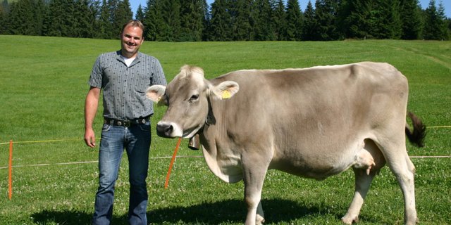 Scharfer Kritiker des Bundesrats: Marcel Dettling mit einer seiner Kühe auf dem Betrieb der Familie in Unteriberg. (Bild zVg)