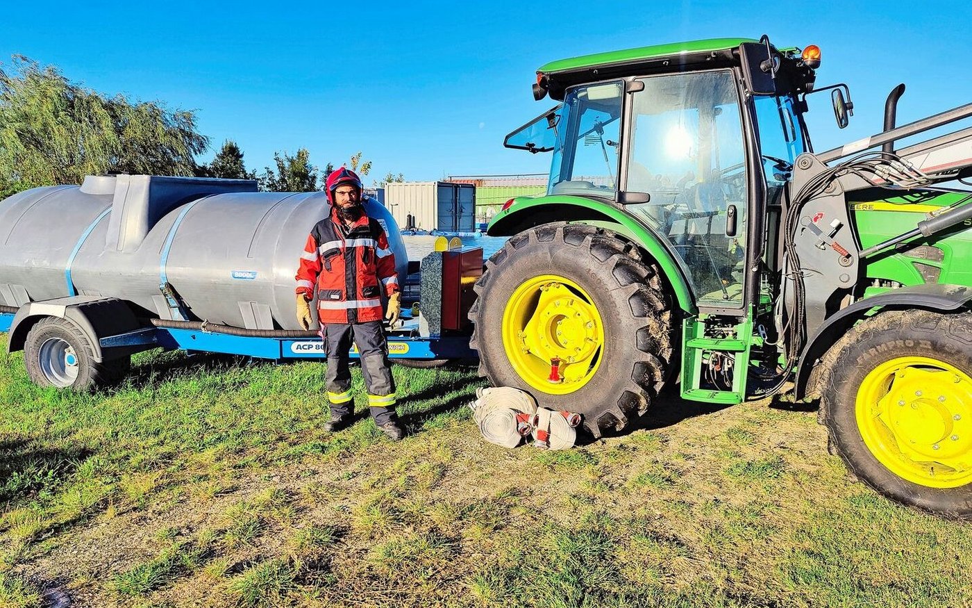 Thomas Siegenthaler in seiner neuen Feuerwehrausrüstung, die ihm Bekannte des Vaters aus der Schweiz gespendet haben. Seinen Löschwagen kann er mit dem Traktor ziehen. 