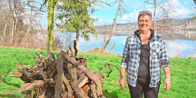 Myriam Lang am Baldeggersee. Der Asthaufen ist ein Strukturelement am Rande der Nussbaumanlage.