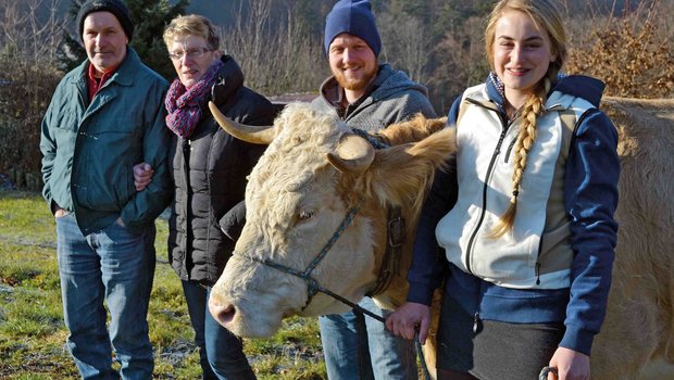 Gut harmonierendes Quartett: Peter und Vreni Gysin mit ihren Nachfolgern Noah Handschin und Manuela Lerch sowie einer der zwanzig reinen Simmentalerkühe im Stall. (Bild akr)