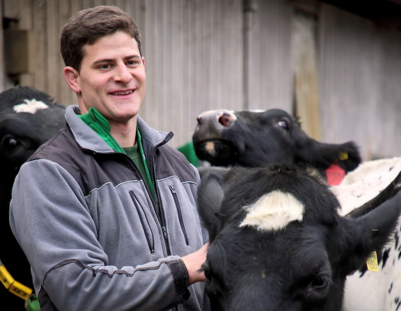 David Dumelin führt in Hüttlingen TG einen gemischten Familienbetrieb.Er hat bisher zehn Kränze errungen, wovon zwei Teil-verbandskränze sind. (Bild zVg)