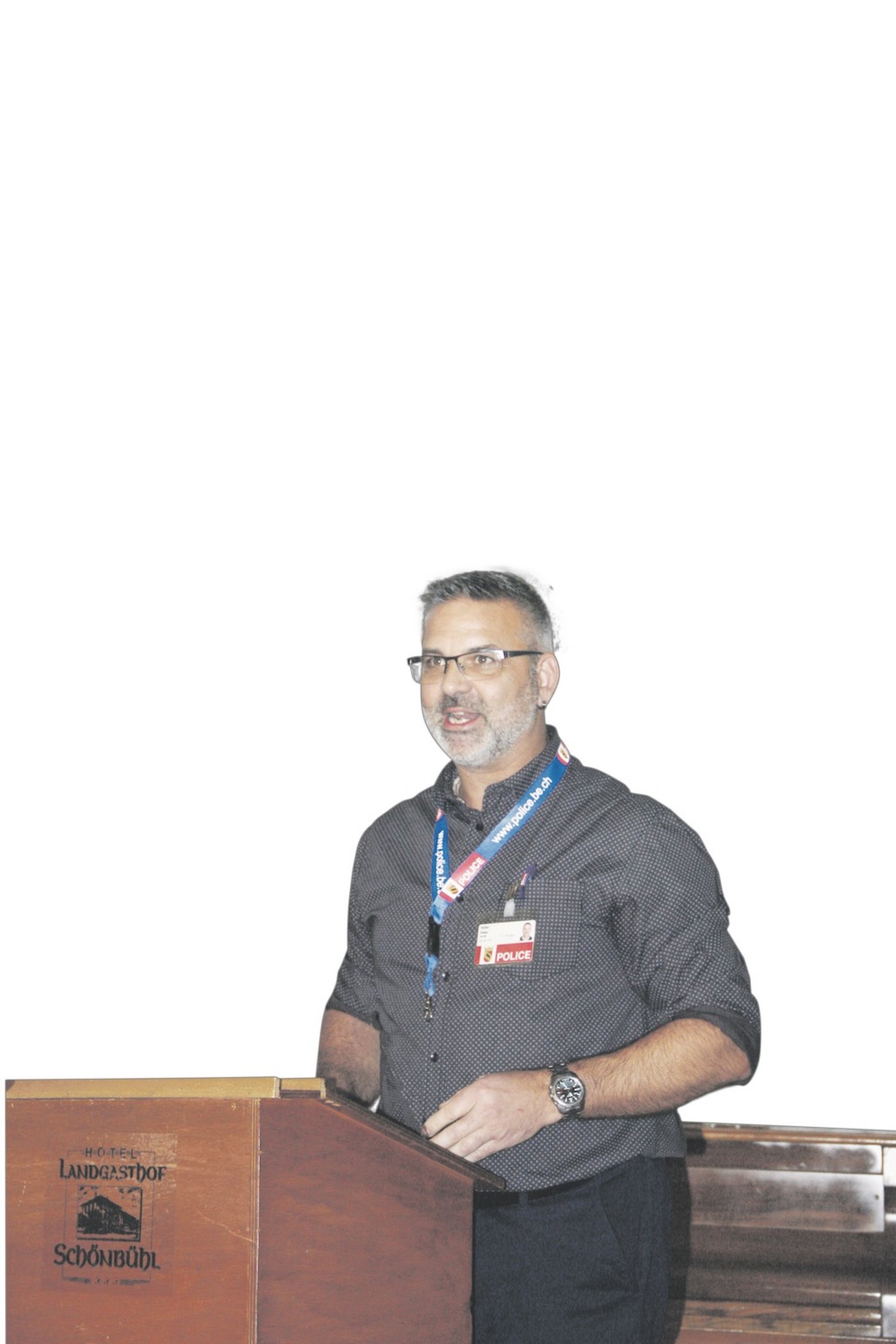 Peter Hofer, von der Kapo Bern, ruft den Landwirten die nötigen Sicherheitsvorkehrungen in Erinnerung. (Bild Andrea Wyss)