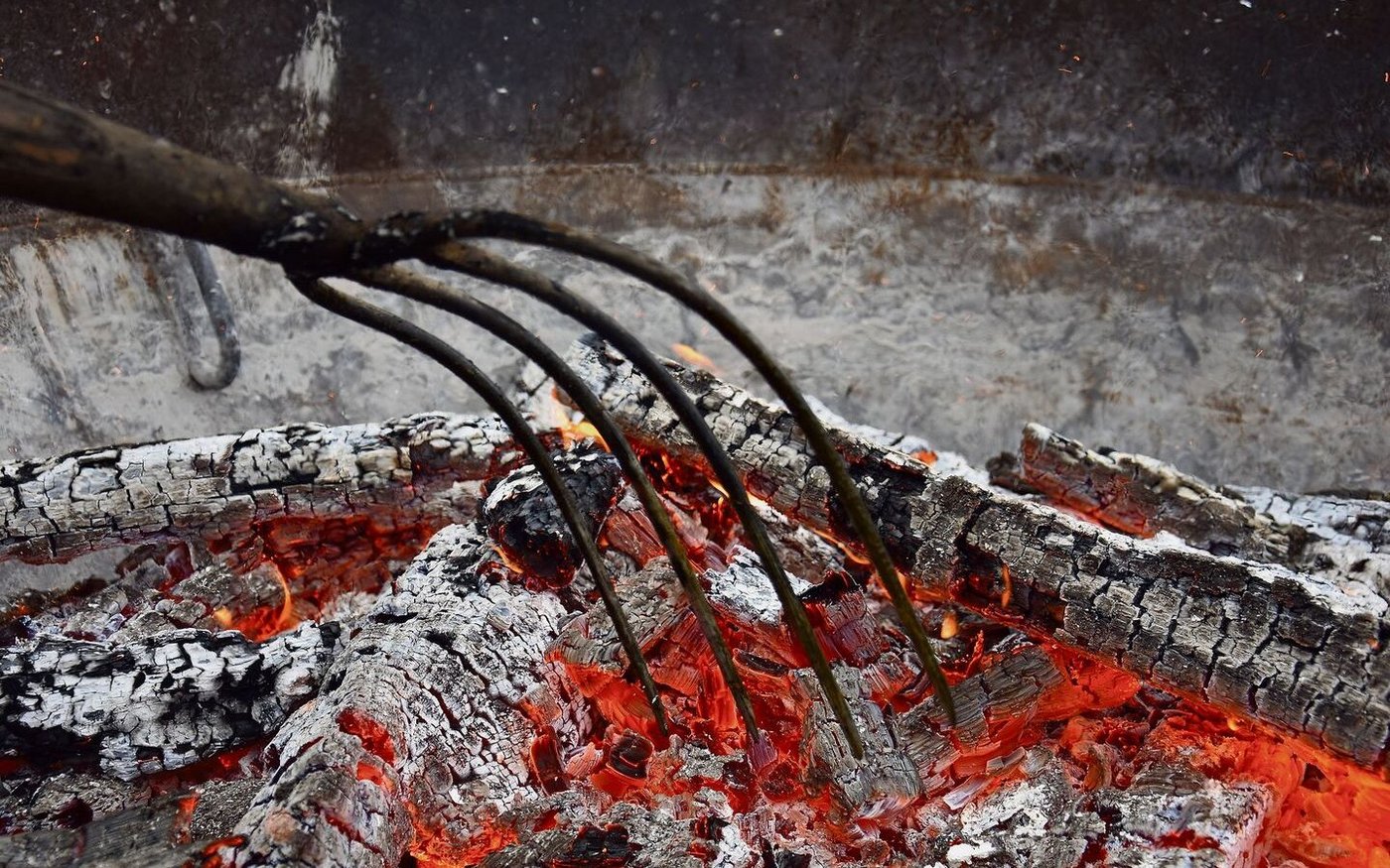 Im Innern des Behälters wird es bei der Pyrolyse über 600 Grad heiss. Während des Prozesses muss immer jemand anwesend sein zum Überwachen und Nachlegen von Brenngut.