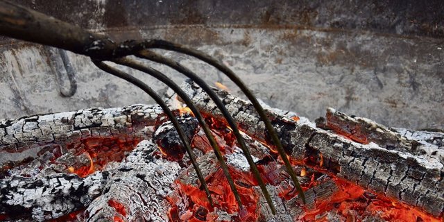 Im Innern des Behälters wird es bei der Pyrolyse über 600 Grad heiss. Während des Prozesses muss immer jemand anwesend sein zum Überwachen und Nachlegen von Brenngut.