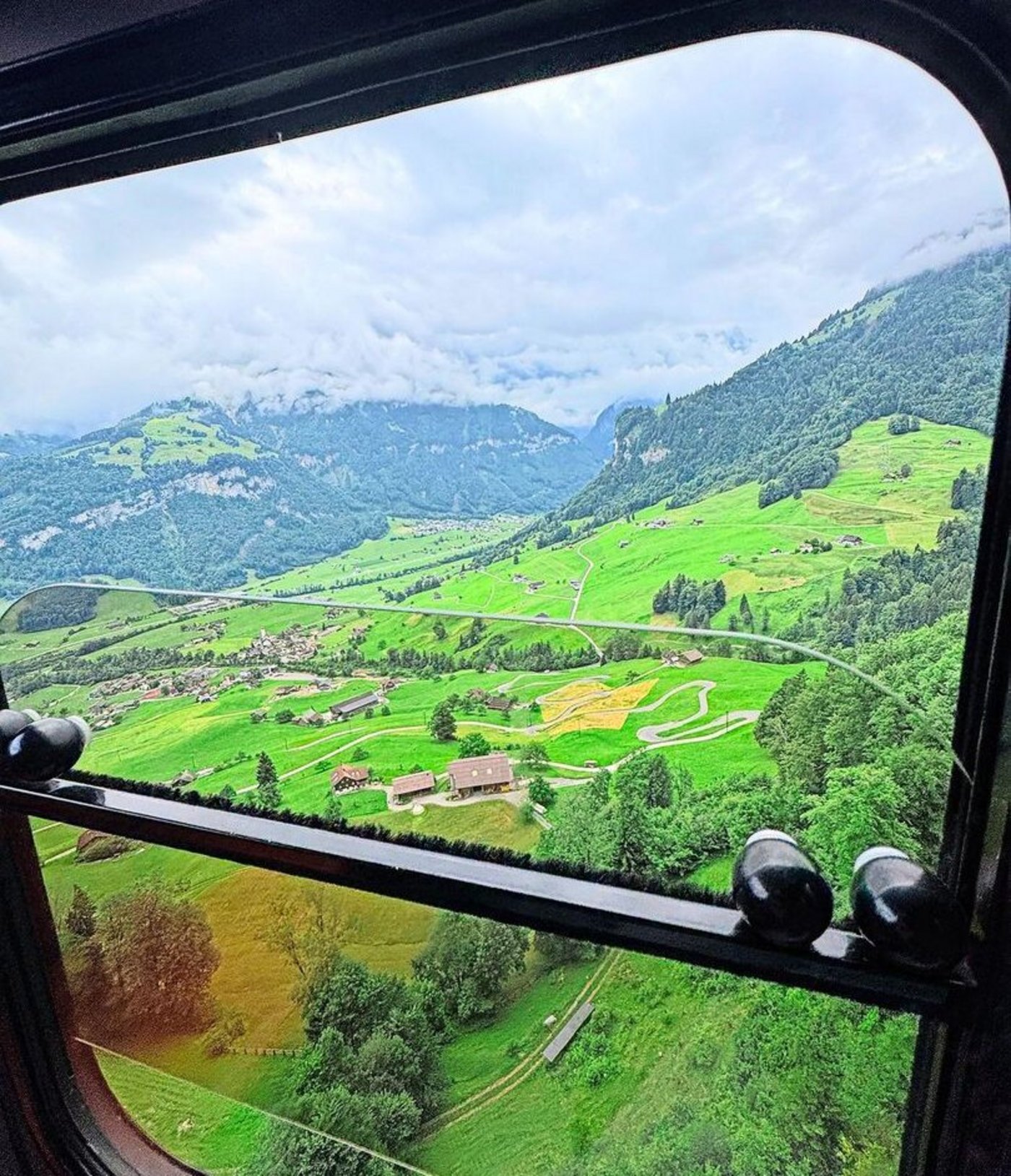 Blick aus der Seilbahngondel, die auf den Wiesenberg führt.