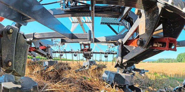 Blick auf den Rotationsschleifer Saphir Grindstar aus der Froschperspektive. Das Gerät kommt beim Nachernte-Management zum Einsatz und vereint Vorteile von Mulcher und Striegel.