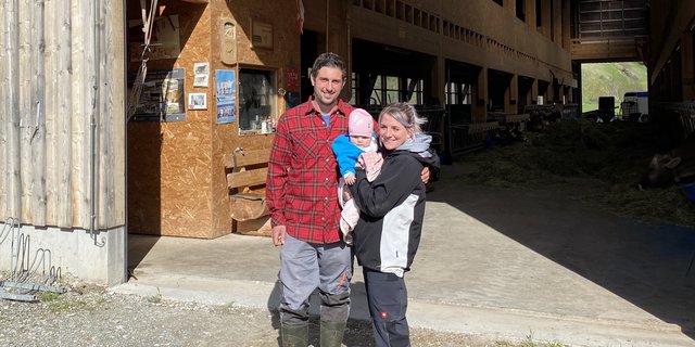 Mario und Martina Steier bewirtschaften den Saletschahof im Bündner Bergdorf Savognin. Die beiden jungen Leute beobachten den sich verschärfenden Ton in der Diskussion über die beiden Agrar-Initiativen mit Sorge. (Bild lja)