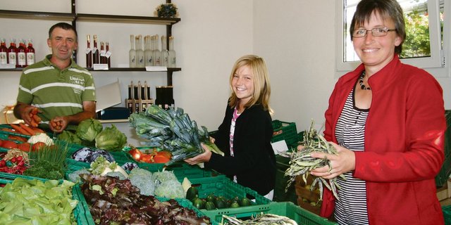 Während der Corona-Krise haben die Hofläden einen so grossem Zulauf, dass man dahinter fast ein ausgefuchstes Marketing-Konzept vermuten könnte. Auf jeden Fall freuen sich alle.(Bild SBV)