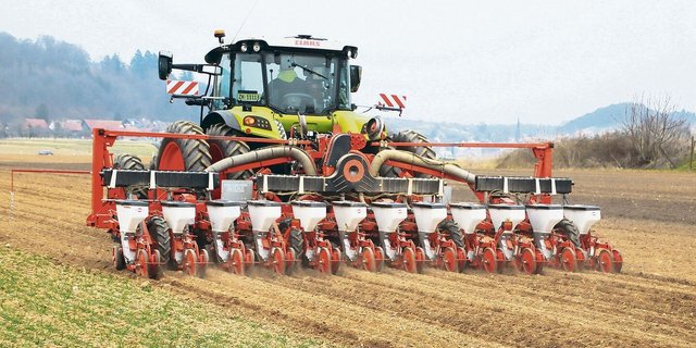Rolf Rüeger sät hier in Rudolfingen die Zuckerrüben GPS-gesteuert zwölfreihig. Dabei wird jedes Saatkorn millimetergenau in den Boden abgelegt.