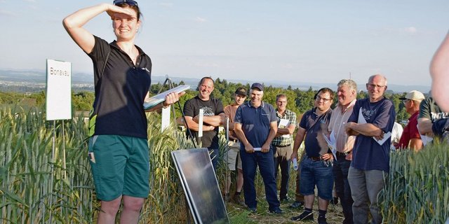 Die Ausführungen von Pflanzenbauberaterin und -Lehrerin Barbara Graf waren kompetent und interessant. Hält sie hier vielleicht Ausschau nach Regen?