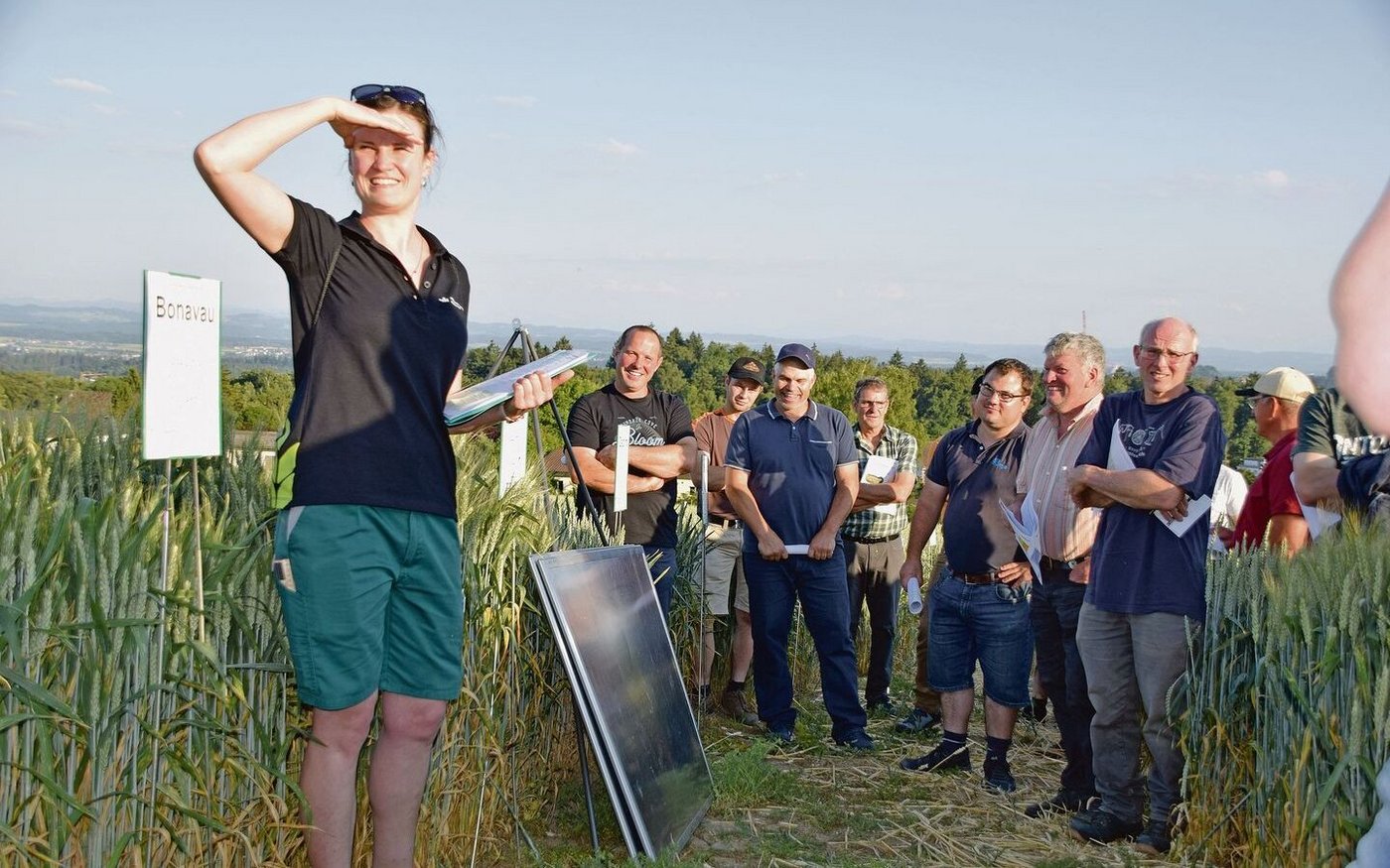 Die Ausführungen von Pflanzenbauberaterin und -Lehrerin Barbara Graf waren kompetent und interessant. Hält sie hier vielleicht Ausschau nach Regen?