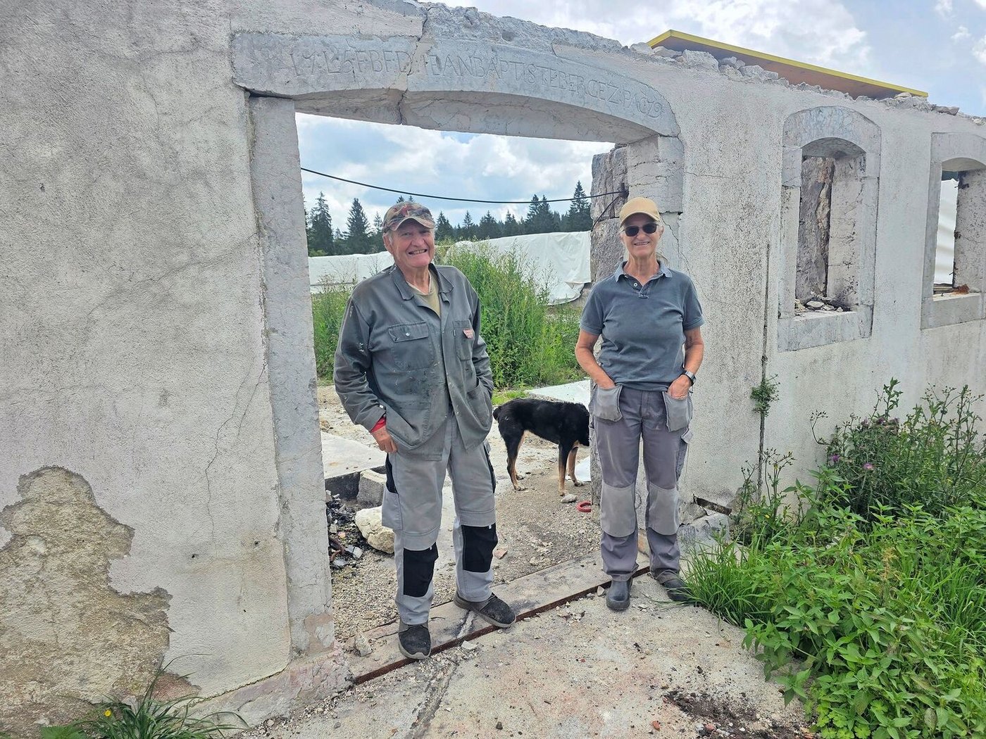 Hansruedi Arn und Heidi Gurter vor dem Tor zu ihrem Neuanfang. Hier stand einst ein jurassisches Bauernhaus.