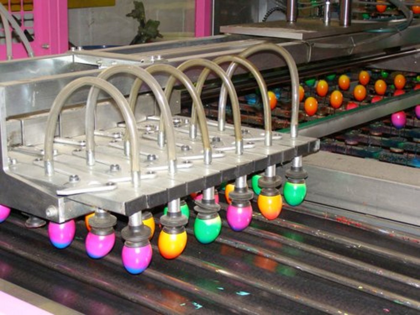 Bei der EiCo in Bern werden Osterreier gefärbt. (Bild lid)