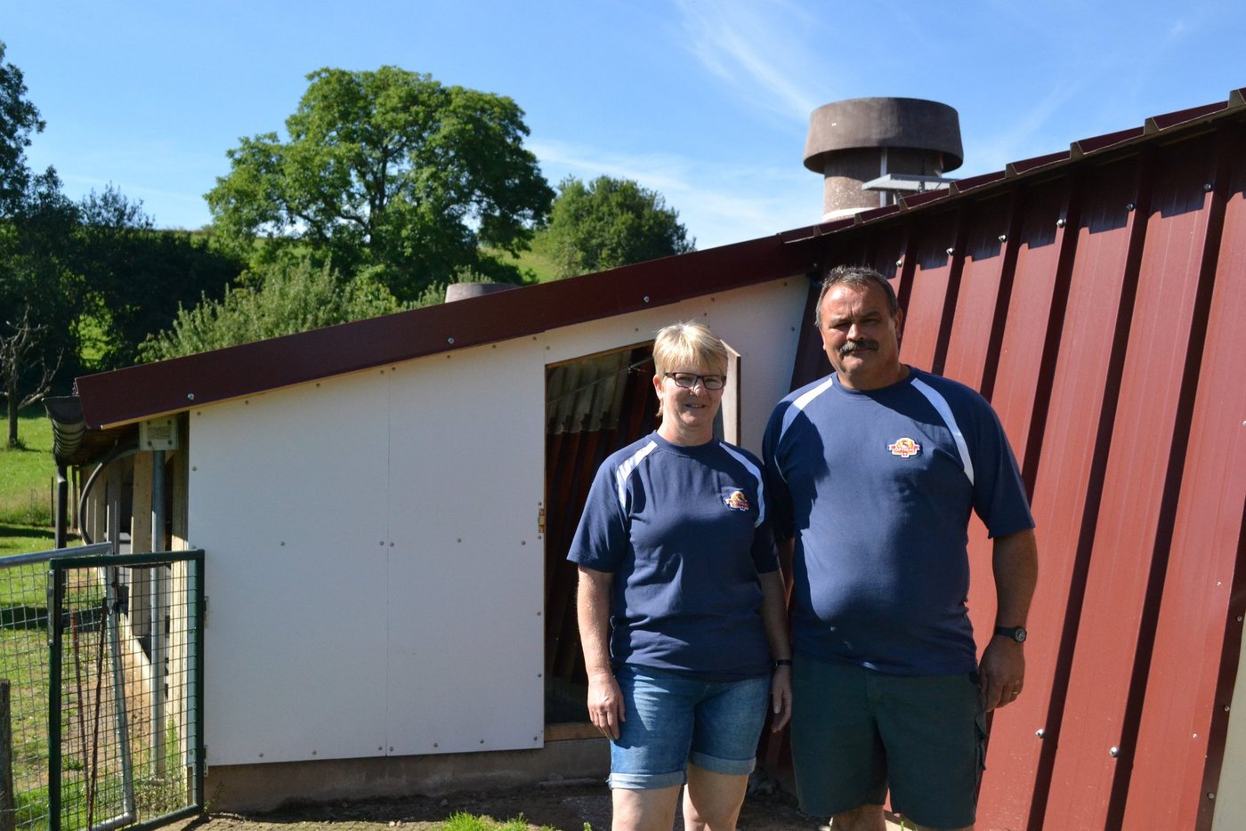 Susanne und Hugo Käser aus Fendringen bei Bösingen FR freuen sich über den schönen Stall. (Bilder jba)