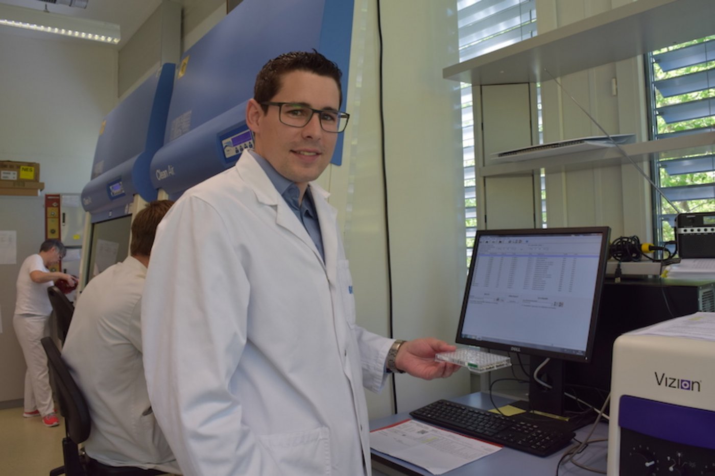 Patrick Wirth mit einem Antibiogramm, das kurz vor der Auswertung steht. (Bilder sgi)