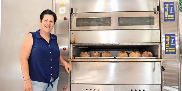 Madlen Hunkeler ist stolz auf ihren neuen grossen Profi-Backofen