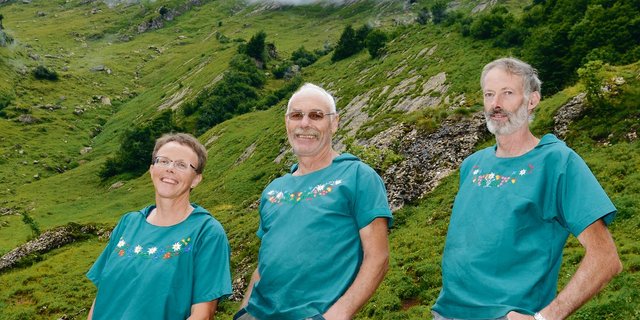 Bild links: Elisabeth und Fridolin Jöhl sowie Walter von Holzen (v. l. n. r.) sind ein eingespieltes Team. Rechts: Tritt Rauch aus dem Kamin, ist Fridolin Jöhl am Käsen.(Bilder Barbara Schirmer)