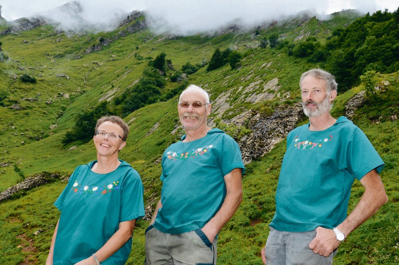 Bild links: Elisabeth und Fridolin Jöhl sowie Walter von Holzen (v. l. n. r.) sind ein eingespieltes Team. Rechts: Tritt Rauch aus dem Kamin, ist Fridolin Jöhl am Käsen.(Bilder Barbara Schirmer)