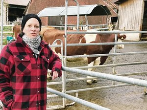 Müttergebundene Kälberaufzucht: Die Milchkuh mit dem Kalb Auf dem Biomilchbetrieb von Martina Knoepfel und ihrer Familie wird die muttergebundene Kälberaufzucht schon seit rund 15 Jahren praktiziert. (Bilder Alexandra Stückelberger)