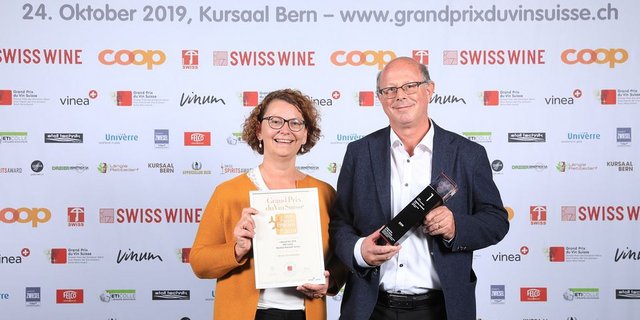Andrea und Beat Felder freuen sich über den Sieg am Grand Prix du Vin Suisse mit ihren Weisswein «J Muscat sec». (Bild zVg)