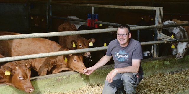 Fredy Saller schwärmt von seinem Traktor mit Motorenheizung: «Der startet im Winter reibungslos und man friert weniger.»(Bild jsc)