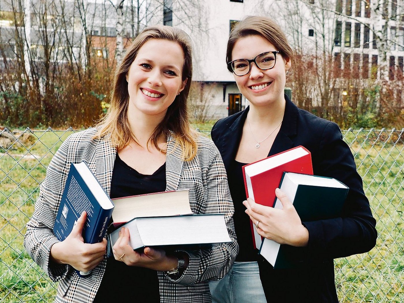 Maximiliane Lotz (links) und Lisa Käser erklären, welche Rechte Landwirte bei den Tierschutz-Kontrollen haben.(Bild zVg)