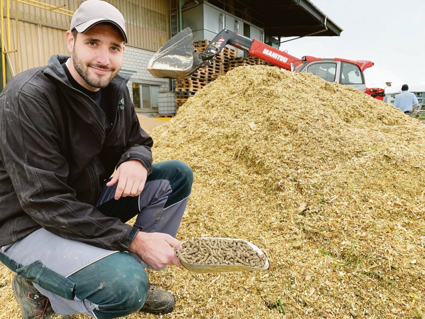 Fabian Roos, Betriebsleiter in Oberkirch, ist mit der diesjährigen Maisernte und -trocknung sehr zufrieden. (Bild Josef Scherer)