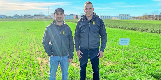 Lorenz Glauser (links) und Lorenz Tschumi sind Mitarbeiter der HAFL und betreuen den Oberacker. 