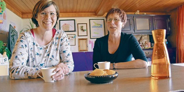 Brigitte Blaser (links) und ihre Mutter Erika Gilgen am Stubentisch: Der Austausch war offen und es wurde viel gelacht beim gemeinsamen Gespräch.(Bild Esther Thalmann)