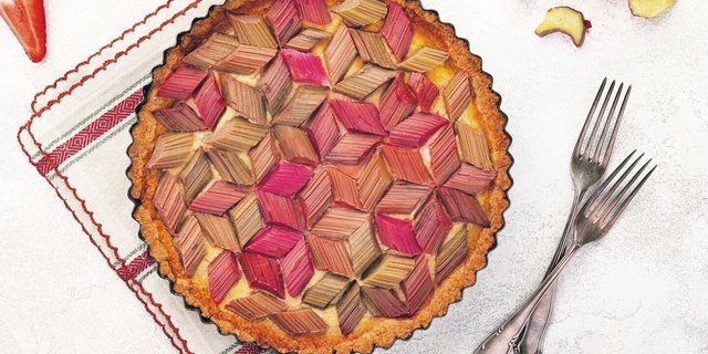 Rhabarber-Tartes mit geometrischen Mustern sind ein Hingucker. Bei der Anordnung der Stücke beginnt man in der Mitte. 