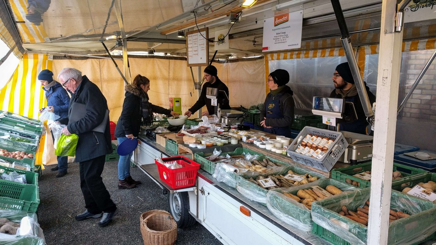 Im Marktstand vom Biohof Zaugg kann die Kundschaft hochwertige Lebensmittel finden. (Bilder sbu)