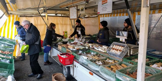 Im Marktstand vom Biohof Zaugg kann die Kundschaft hochwertige Lebensmittel finden. (Bilder sbu)