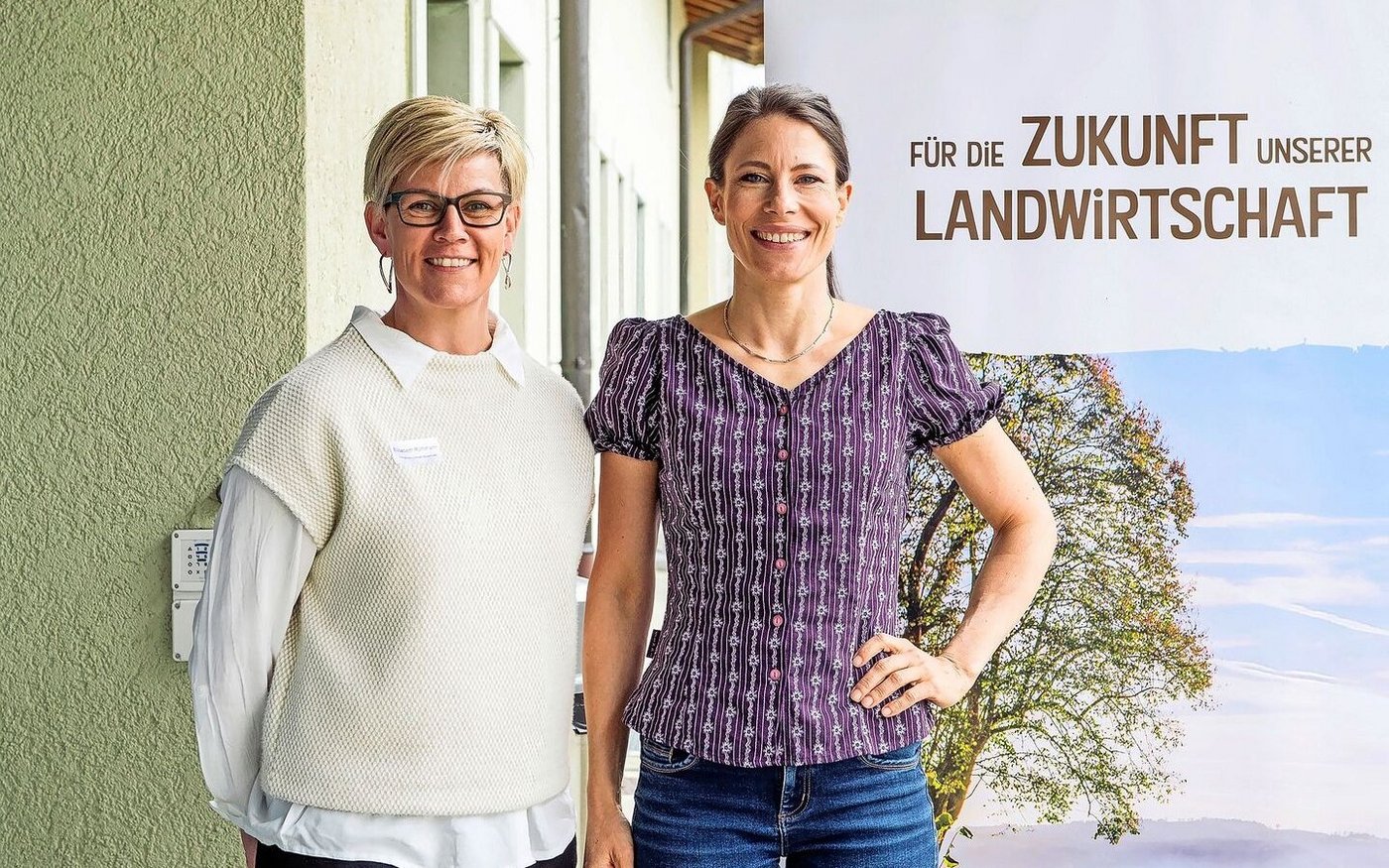 Die vierfache Schwingerkönigin Sonia Kälin mit der Präsidentin Elisabeth Rüttimann an der Frühjahrstagung der Luzerner Bäuerinnen.