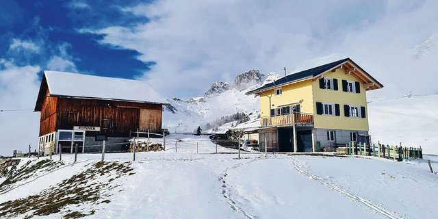 Das neue Wohnhaus und der mit viel Eigenarbeit sanierte Rinderstall der Familie Arnold auf dem Bergbetrieb Rophaien.