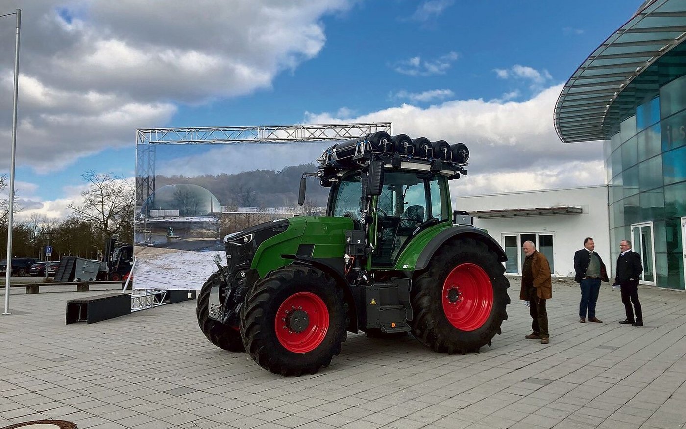 Der Wasserstoff-Fendt wurde im Februar in Bayern an einem Wasserstoff-Gipfel erstmals gezeigt. Sowohl der Hersteller als auch die Politik versprechen sich viel davon.