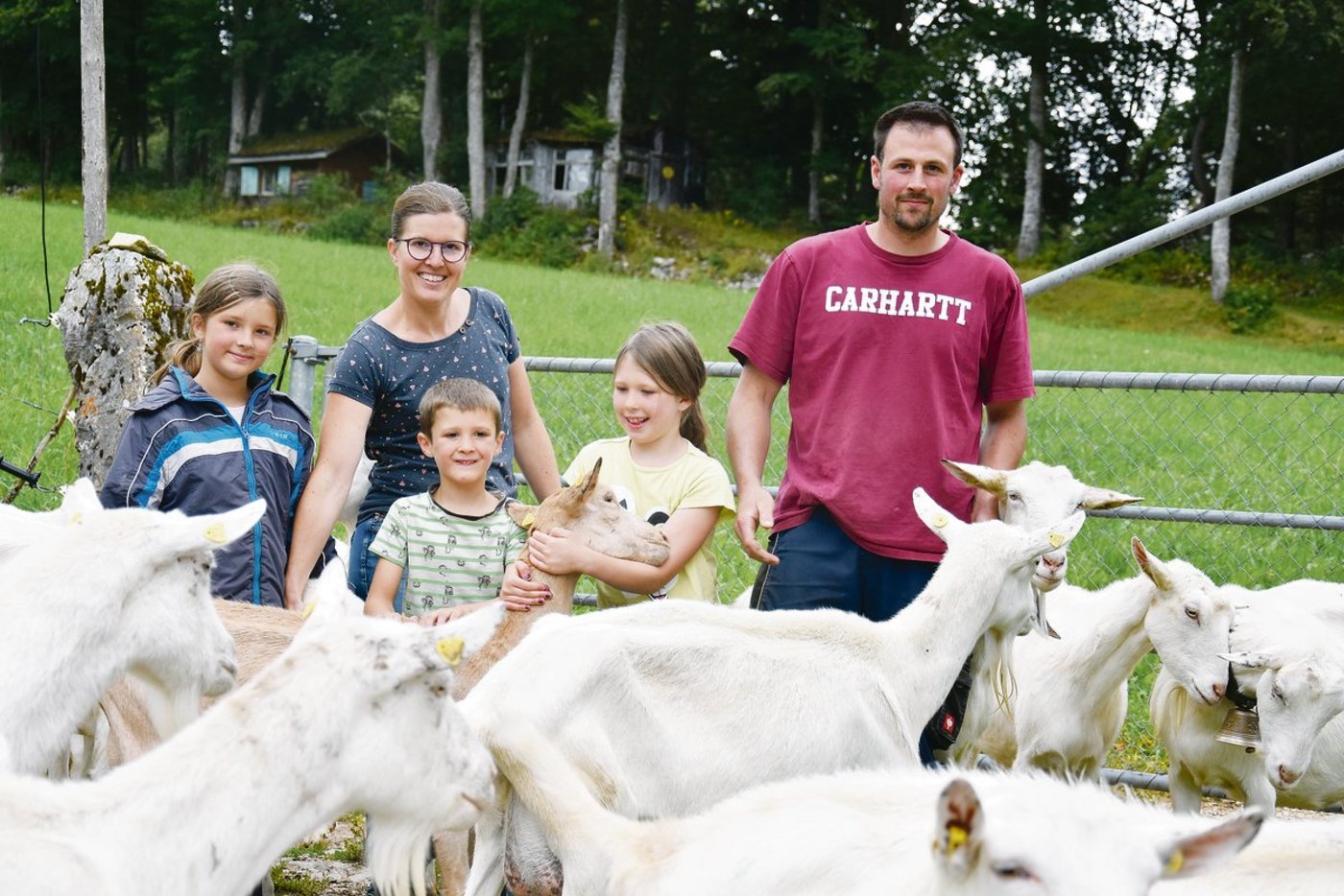Urs und Elise Hofstetter mit den Kindern Anna, Lea und Noah. (Bild Peter Fankhauser)
