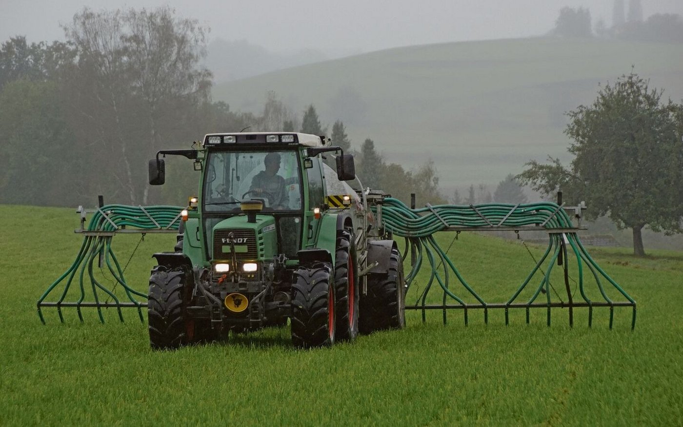 Die Gemeinschaft geht auf das Jahr 2011 zurück, als Vater Peter Spring zusammen mit zwei weiteren Landwirten ein acht Kubikmeter grosses Druckfass mit angehängtem, neun Meter breitem Schleppschlauchverteiler kaufte.